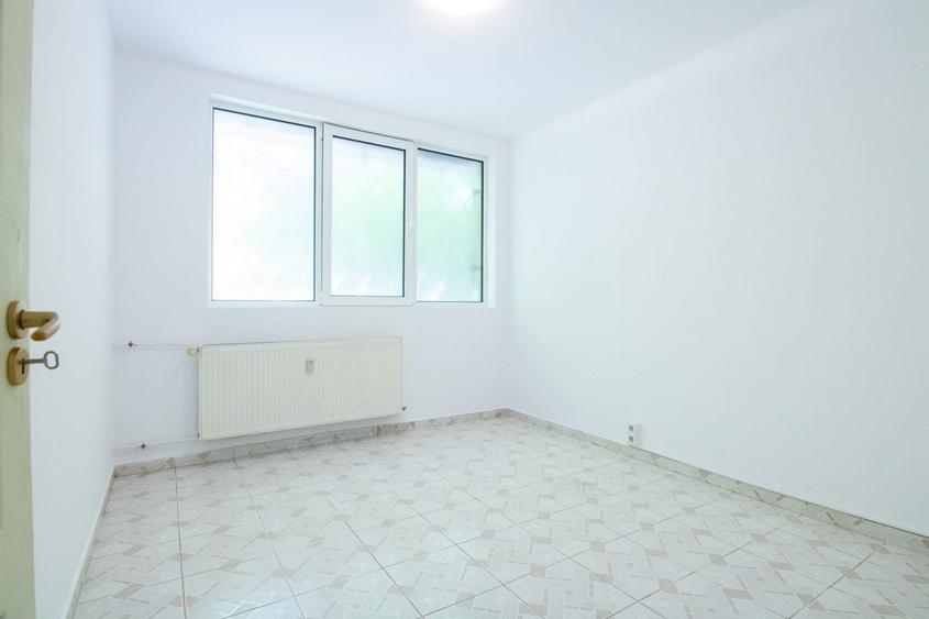 Apartament cu 4 camere decomandat în Drumul Taberei