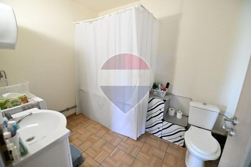Casă individuală cu 7 camere cu Teren 400 Mp în Bariera Vâlcii
