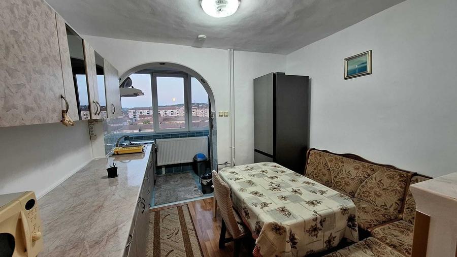 Apartament cu 3 camere semidecomandat în Rogerius
