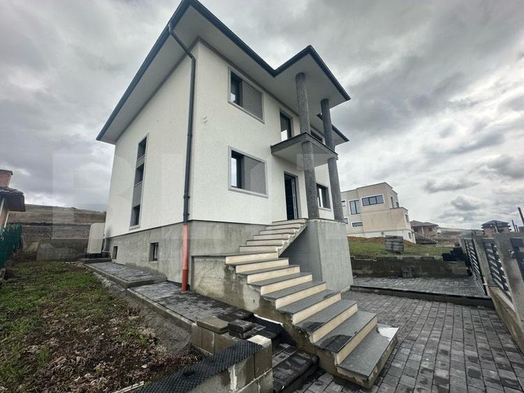 Casă individuală cu 4 camere cu Canalizare în Chinteni