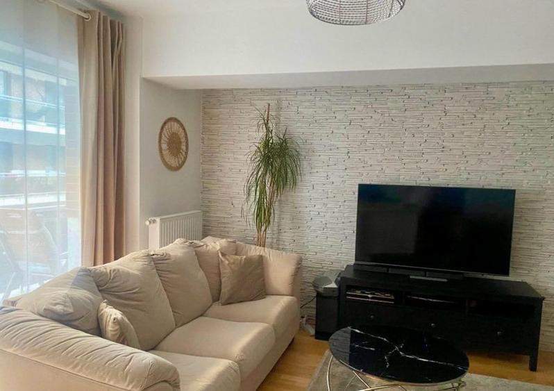 Apartament cu 3 camere semidecomandat, mobilat în Băneasa