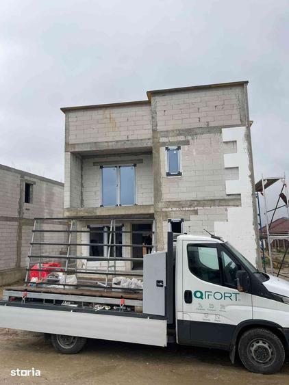 Casă cu 5 camere cu Teren 270 Mp în Malu Mare