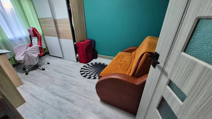 Apartament cu 3 camere semidecomandat în Central
