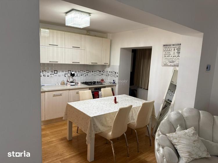 Apartament cu 4 camere decomandat în Rovine