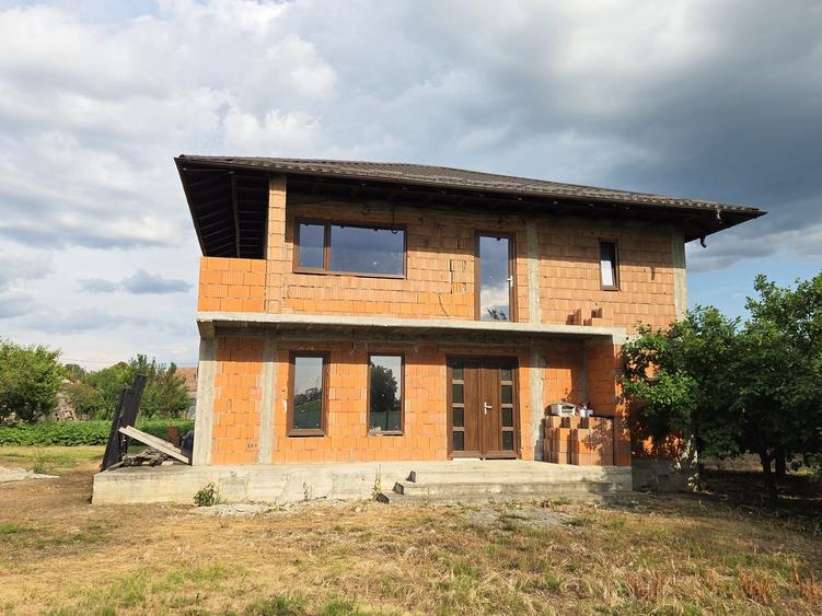 Casă cu 4 camere în Călinești