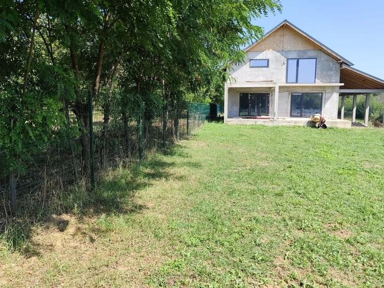Casă cu 4 camere în Urleta