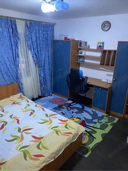 Apartament cu 3 camere semidecomandat în Central