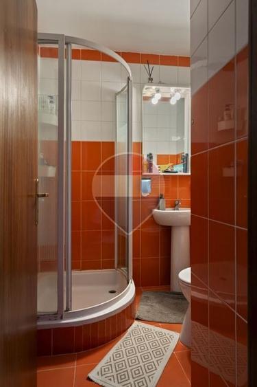 Apartament cu 3 camere semidecomandat, mobilat în Vitan Mall