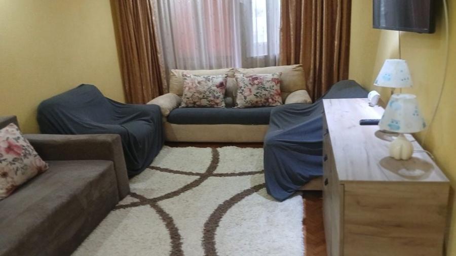 Apartament cu 3 camere decomandat în Sârbi