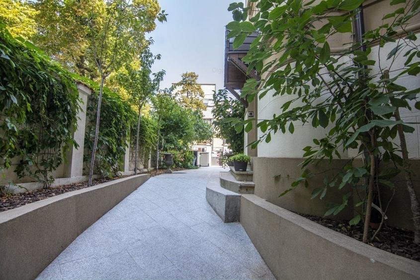 Apartament cu 3 camere semidecomandat în Kiseleff