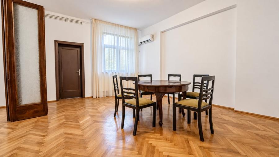 Apartament cu 4 camere decomandat în Polonă