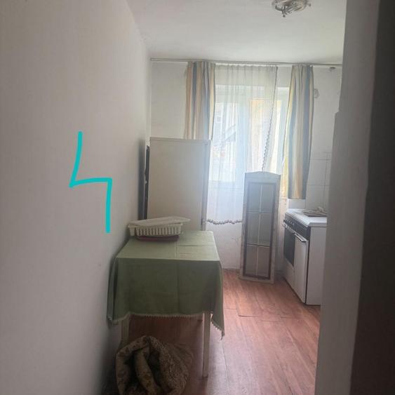Apartament cu 3 camere semidecomandat în Petros