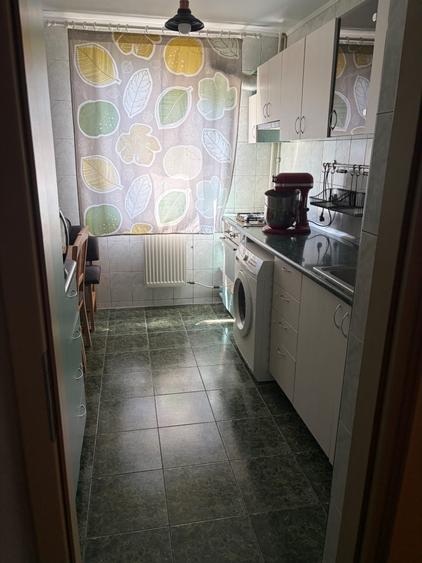 Apartament cu 3 camere semidecomandat, mobilat în Drumul Taberei