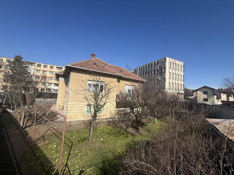 Casă individuală cu 6 camere cu Canalizare în Grigorescu