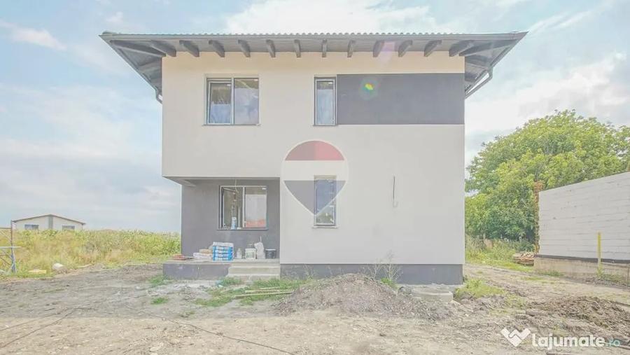 Casă cu 4 camere cu Teren 500 Mp în Stupini