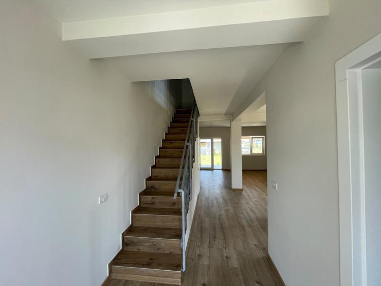 Duplex cu 4 camere cu Teren 300 Mp în Moșnița Nouă