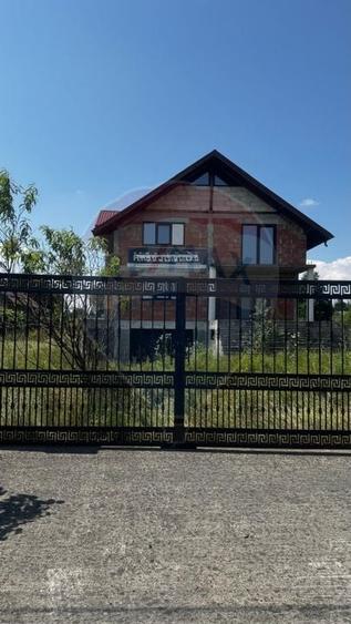 Casă individuală cu 6 camere cu Teren 1000 Mp în Costâna