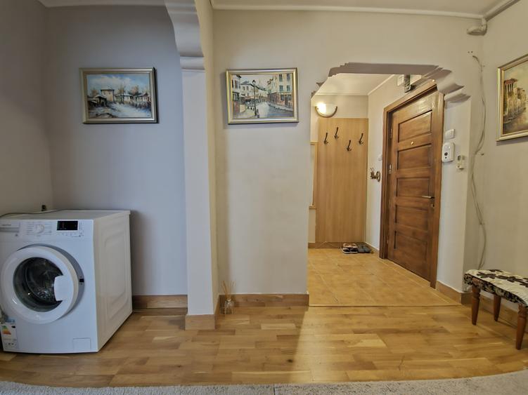 Apartament cu 3 camere decomandat în Boema
