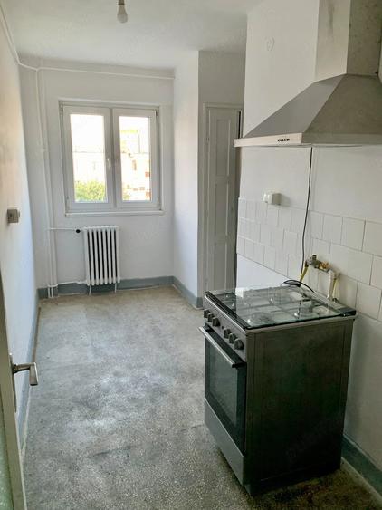 Apartament cu 3 camere semidecomandat în Central