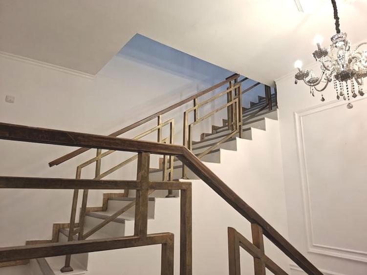 Casă individuală cu 4 camere cu Teren 250 Mp în P-ța Romană