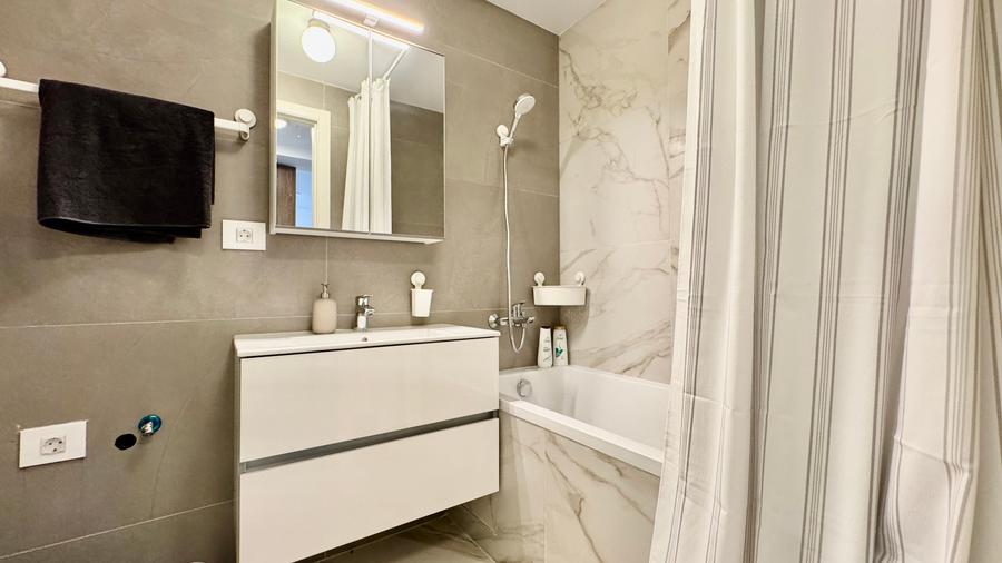 Apartament cu 2 camere semidecomandat în P-ta Presei Libere