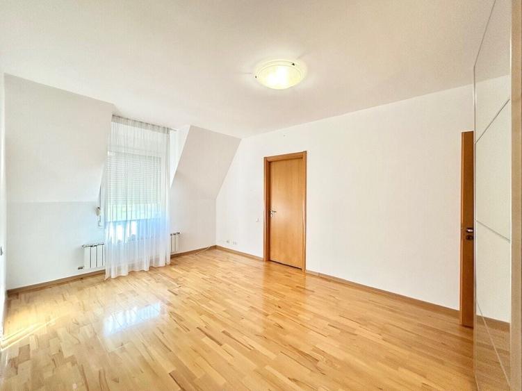 Duplex cu 6 camere cu Piscina în Iancu Nicolae