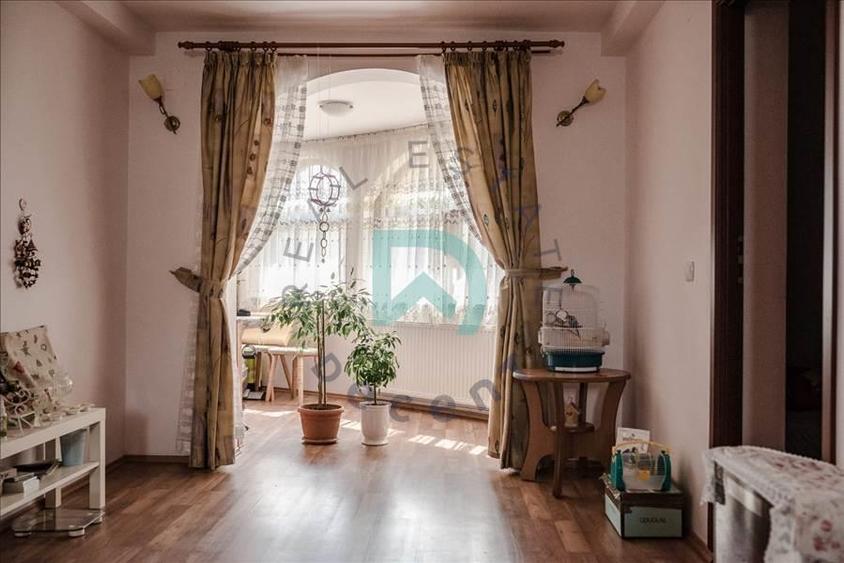 Casă individuală cu 11 camere cu Canalizare în Noua