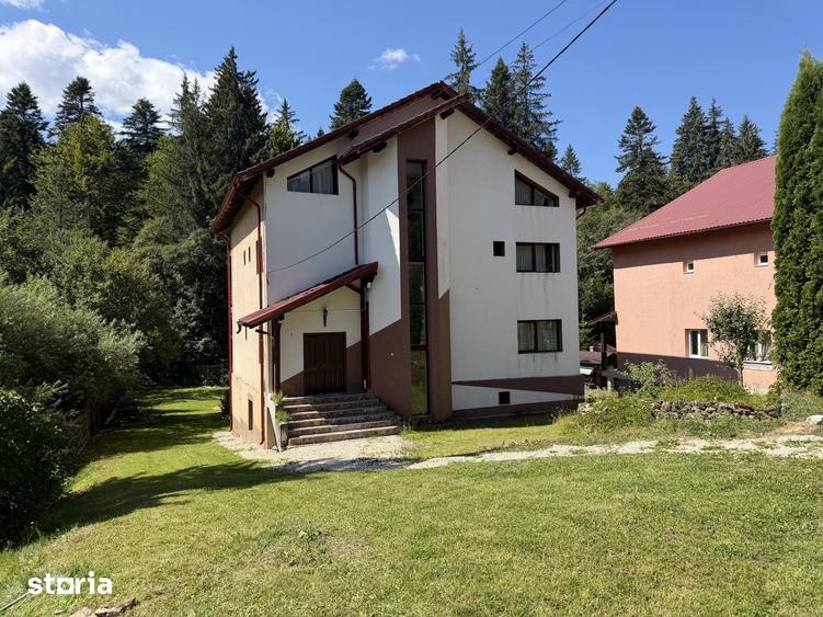 Casă cu 10 camere cu Teren 1232 Mp în Central