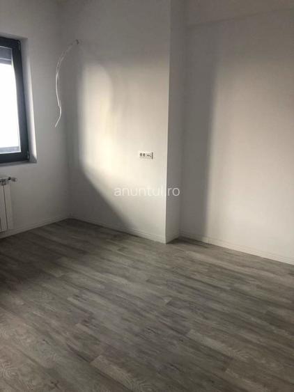 Apartament cu 3 camere semidecomandat în 13 Septembrie