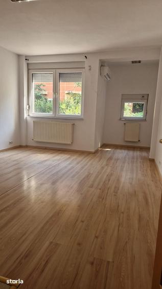Casă cu 10 camere cu Teren 402 Mp în Tei