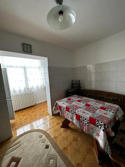 Apartament cu 3 camere decomandat, mobilat în Poarta 6