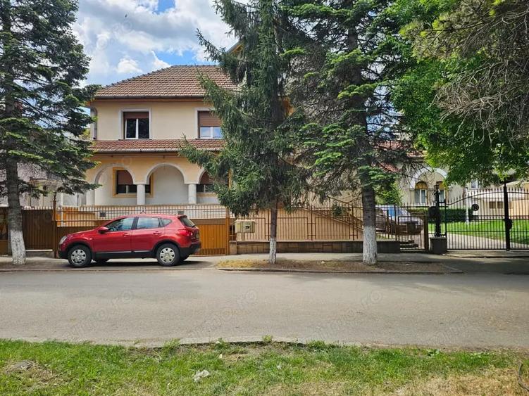 Casă cu 6 camere cu Teren 355 Mp în Central