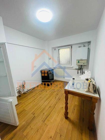 Apartament cu 4 camere decomandat în Tineretului