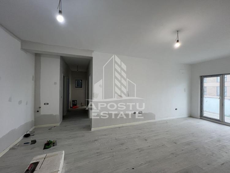 Apartament cu 3 camere semidecomandat în Torontalului