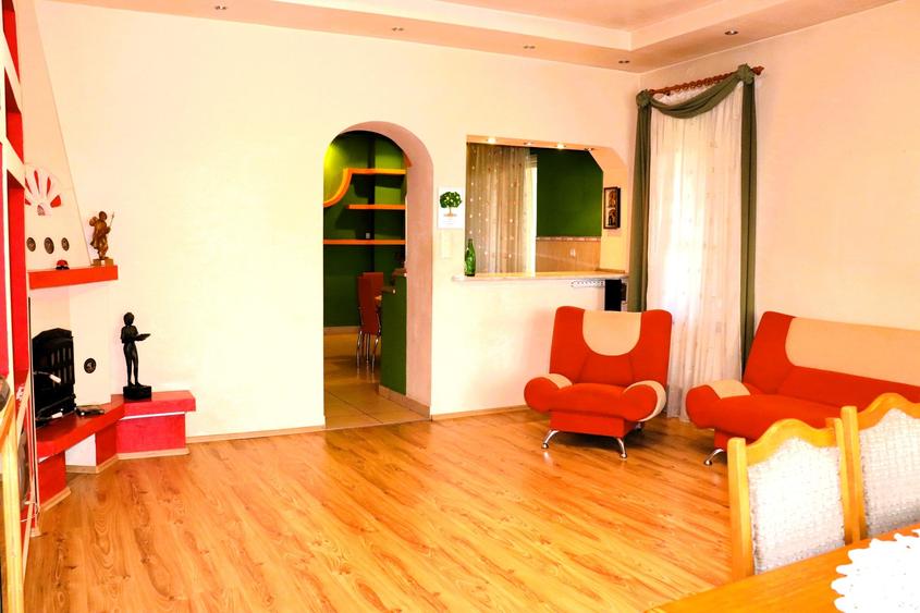 Casă cu 4 camere cu Garaj în Central