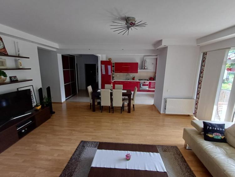 Apartament cu 3 camere decomandat în Câmpului