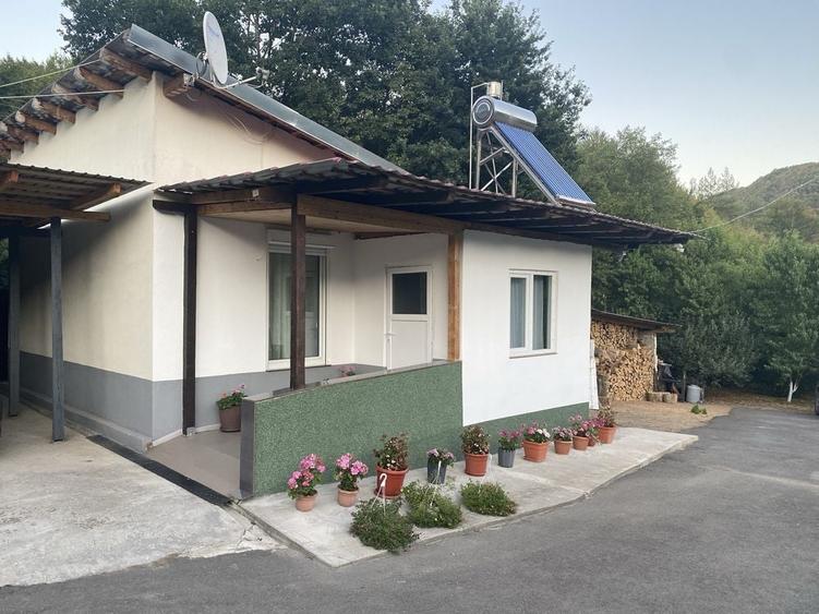 Casă cu 4 camere în Lunca
