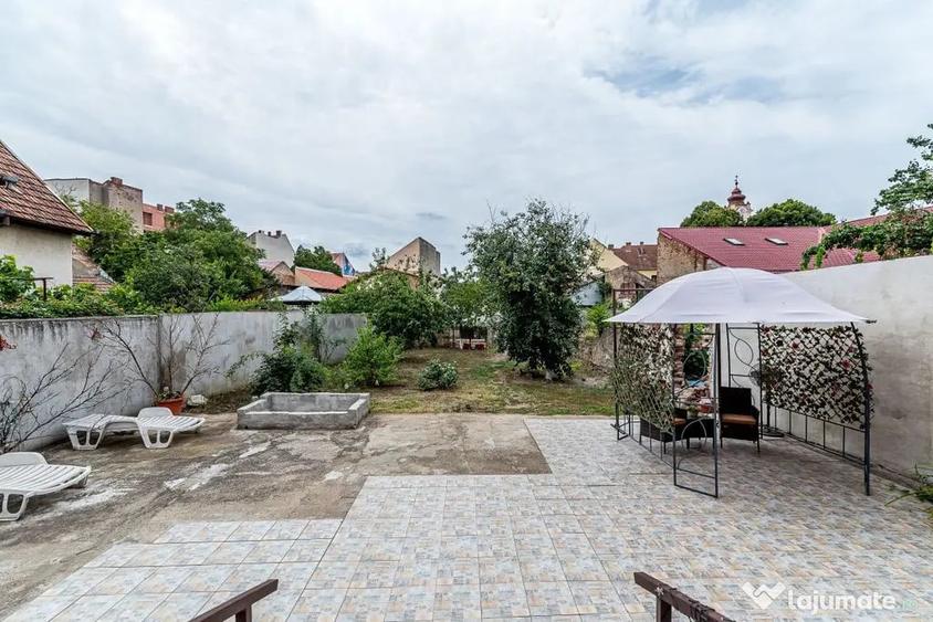 Casă cu 6 camere cu Teren 558 Mp în Central
