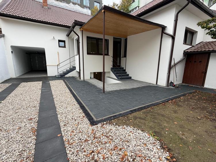 Casă individuală cu 4 camere cu Garaj în Semicentral