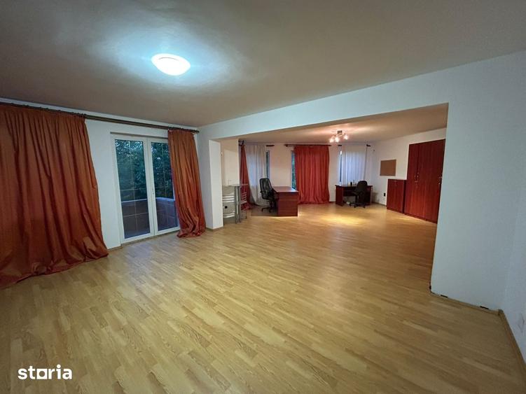 Casă cu 6 camere cu Teren 1600 Mp în Central