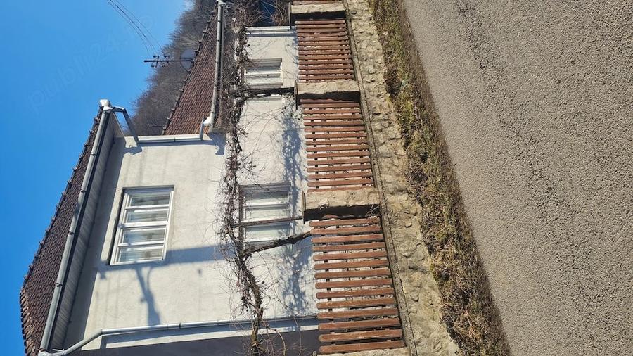 Casă cu 5 camere cu Teren 2 Mp în Laz