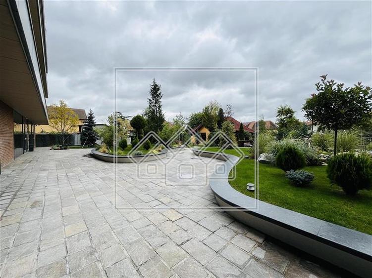 Birou, de 2,051 mp, în Terezian