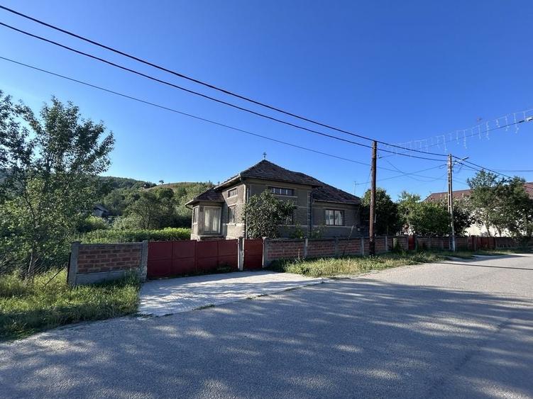 Casă cu 4 camere în Jichișu de Jos
