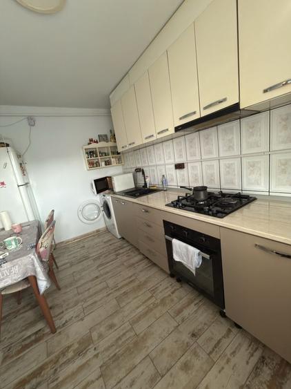 Apartament cu 3 camere decomandat în Exterior Vest