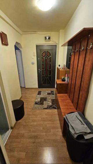 Apartament cu 3 camere semidecomandat, mobilat în Calea Moldovei