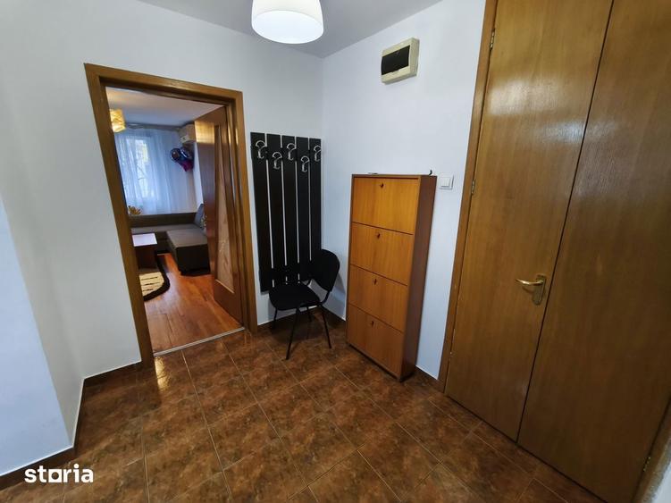 Apartament cu 3 camere semidecomandat în Rahova