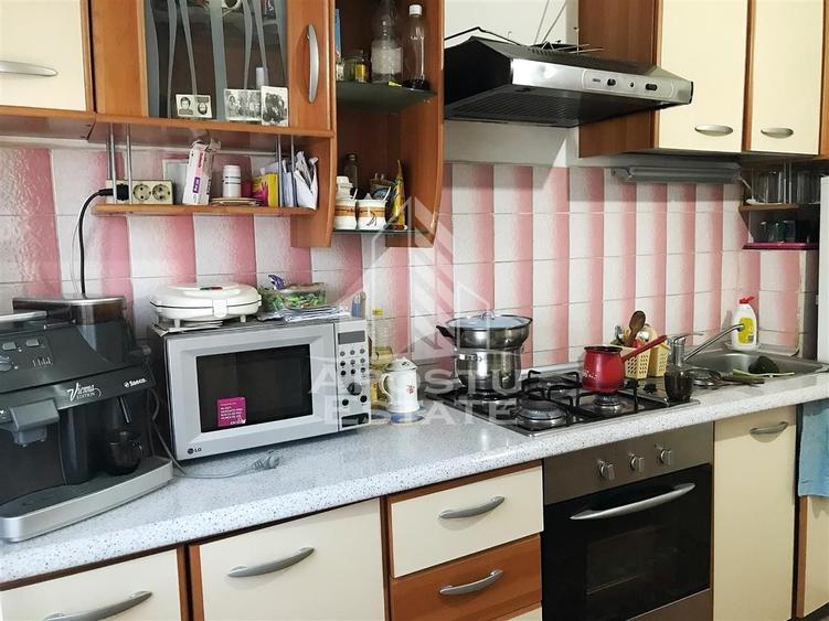 Apartament cu 3 camere decomandat, mobilat în Girocului