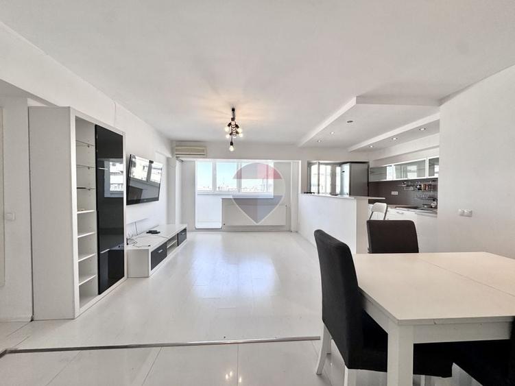 Apartament cu 3 camere semidecomandat, mobilat în Titulescu