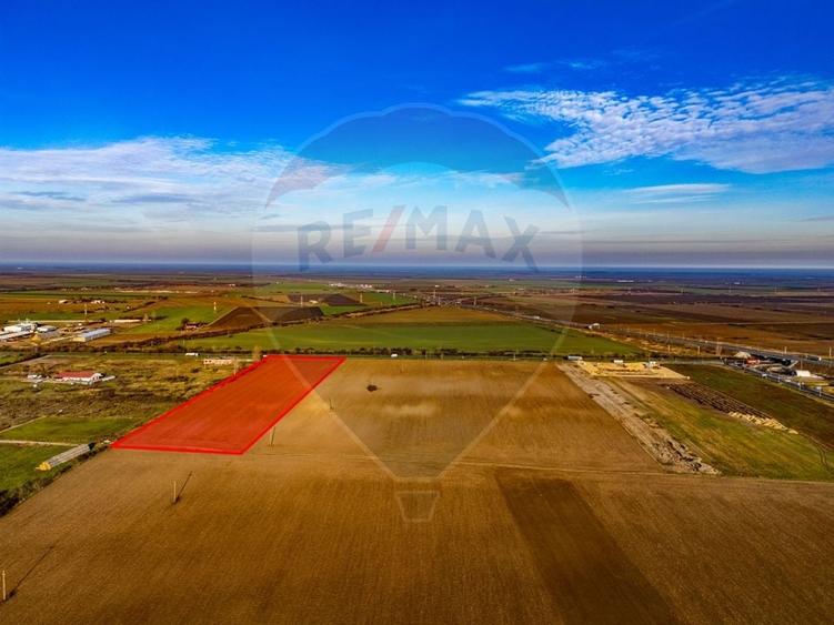 Teren Construcții intravilan de 29220 mp, în Est