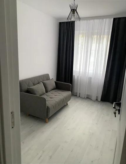 Apartament cu 3 camere semidecomandat, mobilat în Universitate